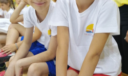 Učenik i učenica na tribini