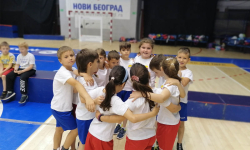 Zagrljeni učenici na terenu