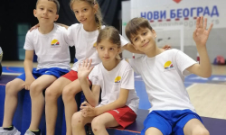 Učenici sede zagrljeni