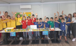 Deca mašu ispred LEGO grada