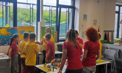 Deca oko stola sa LEGO kockicama