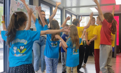 Deca i učiteljica plešu uz muziku