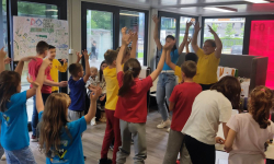 Deca plešu sa učiteljicom