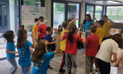 Osnovci plešu sa nastavnicom