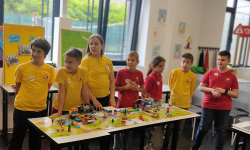 Osnovci ispred grada napravljenog od LEGO kockica