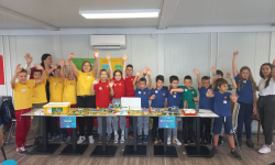 Osnovci mašu ispred LEGO grada