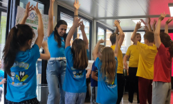 Učesnici i učiteljica digli ruke uvis