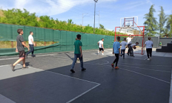 Nastavnica čuva loptu