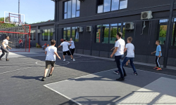 Nastavnica dodaje loptu učeniku