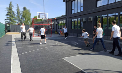 Nastavnica dodaje loptu