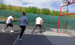 Nastavnica šutira na koš