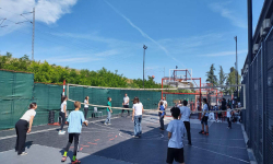 Nastavnik dočekuje odbojkašku loptu