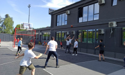 Nastavnik dodaje loptu dvema rukama