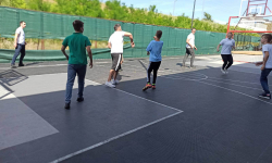 Nastavnik dodaje loptu preko pola terena