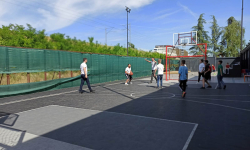 Nastavnik šutira na koš