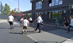 Nastavnik juri na koš