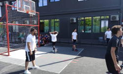 Nastavnik stoji ispred koša