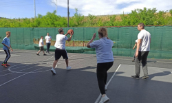 Nastavnik hvata loptu