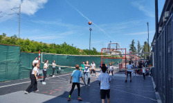 Učenica dočekuje loptu u vazduhu