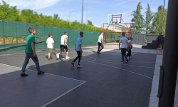 Učenica i nastavnica se bore oko lopte