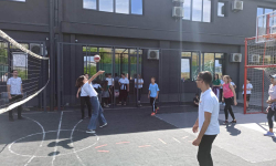 Učenica prima loptu