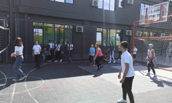 Učenici čekaju loptu u odbojci