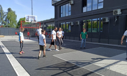 Učenici gledaju u loptu