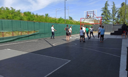 Učenici i nastavnici šutiraju na koš