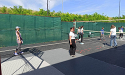 Učenici i nastavnici igraju odbojku