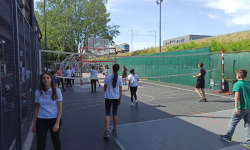 Učenici i učenice igraju odbojku i basket