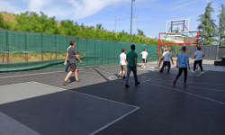 Učenici na terenu igraju košarku