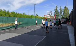 Učenici igraju basket