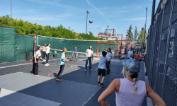 Učenici igraju odbojku