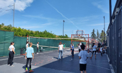 Učenici ispred mreže za odbojku