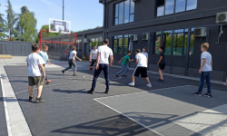 Učenici igraju košarku