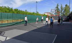 Učenik dodaje loptu