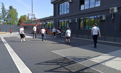 Učenik dribla loptu