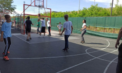 Učenik sa košarkaškom loptom ispred koša