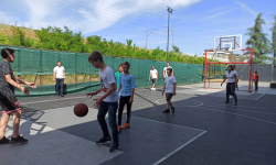 Učenik pažljivo vodi loptu