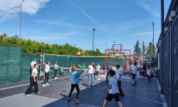 Učenik prima loptu dok igra odbojku