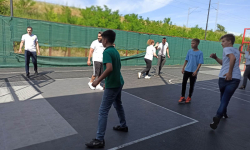 Učenik se namešta za dodavanje