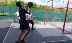 Učenik šutira na koš