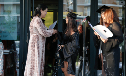 Uručivanje diplome maturantkinji