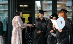 Uručivanje diplome maturantu