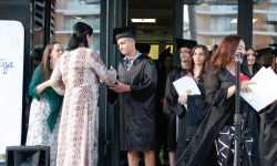 Maturant dobija diplomu od učiteljice