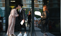 Maturant dobija diplomu