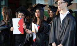 Maturanti i maturantkinje nakon što su dobili diplome