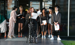 Maturanti sa diplomama iza direktorke