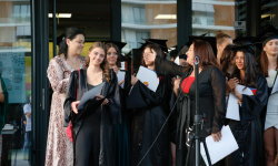 Maturanti sa diplomama iza učiteljice