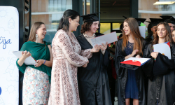 Maturant i maturantkinja dobijaju diplome